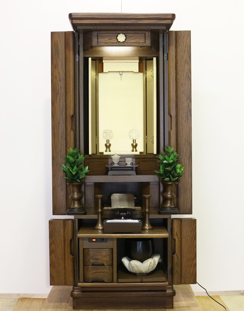 落ち着いたダーク色のお仏壇です。  リビング・ダイニング・洋室・和室・にぴったりの家具調仏壇となっております。  補修箇所は掲載しております。B級仏壇の為よくご確認の上ご購入ください。 製品名 	創価学会家具調中古仏壇　BK006 設置 	和室・洋室・ワンルームにも最適です 種別 	家具調仏壇 サイズ 	  仏壇全体:高:約165cm x 幅:約60cm x 奥行き:約46cm  厨子内寸:約53cm x 約28cm  外扉の二つ折り時横幅:約83cm  経机引き出した際の最大奥行:約59cm 	  材質 	MDF　 機能 	自動扉・照明灯・引き出し2箇所・特装ご本尊様ご安置可能