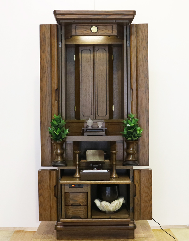 落ち着いたダーク色のお仏壇です。  リビング・ダイニング・洋室・和室・にぴったりの家具調仏壇となっております。  補修箇所は掲載しております。B級仏壇の為よくご確認の上ご購入ください。 製品名 	創価学会家具調中古仏壇　BK006 設置 	和室・洋室・ワンルームにも最適です 種別 	家具調仏壇 サイズ 	  仏壇全体:高:約165cm x 幅:約60cm x 奥行き:約46cm  厨子内寸:約53cm x 約28cm  外扉の二つ折り時横幅:約83cm  経机引き出した際の最大奥行:約59cm 	  材質 	MDF　 機能 	自動扉・照明灯・引き出し2箇所・特装ご本尊様ご安置可能