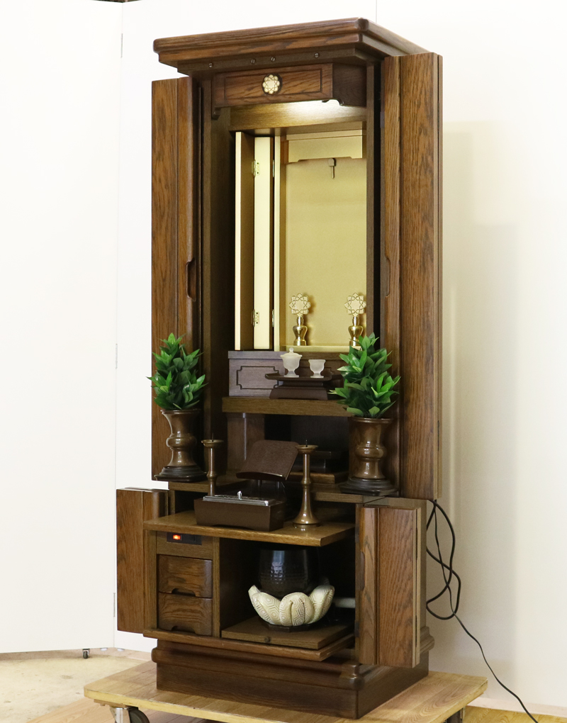 落ち着いたダーク色のお仏壇です。  リビング・ダイニング・洋室・和室・にぴったりの家具調仏壇となっております。  補修箇所は掲載しております。B級仏壇の為よくご確認の上ご購入ください。 製品名 	創価学会家具調中古仏壇　BK006 設置 	和室・洋室・ワンルームにも最適です 種別 	家具調仏壇 サイズ 	  仏壇全体:高:約165cm x 幅:約60cm x 奥行き:約46cm  厨子内寸:約53cm x 約28cm  外扉の二つ折り時横幅:約83cm  経机引き出した際の最大奥行:約59cm 	  材質 	MDF　 機能 	自動扉・照明灯・引き出し2箇所・特装ご本尊様ご安置可能