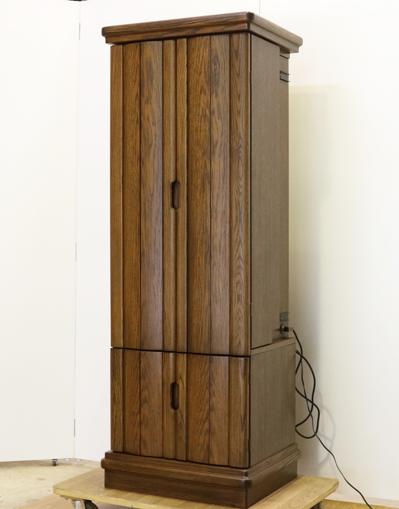 落ち着いたダーク色のお仏壇です。  リビング・ダイニング・洋室・和室・にぴったりの家具調仏壇となっております。  補修箇所は掲載しております。B級仏壇の為よくご確認の上ご購入ください。 製品名 	創価学会家具調中古仏壇　BK006 設置 	和室・洋室・ワンルームにも最適です 種別 	家具調仏壇 サイズ 	  仏壇全体:高:約165cm x 幅:約60cm x 奥行き:約46cm  厨子内寸:約53cm x 約28cm  外扉の二つ折り時横幅:約83cm  経机引き出した際の最大奥行:約59cm 	  材質 	MDF　 機能 	自動扉・照明灯・引き出し2箇所・特装ご本尊様ご安置可能