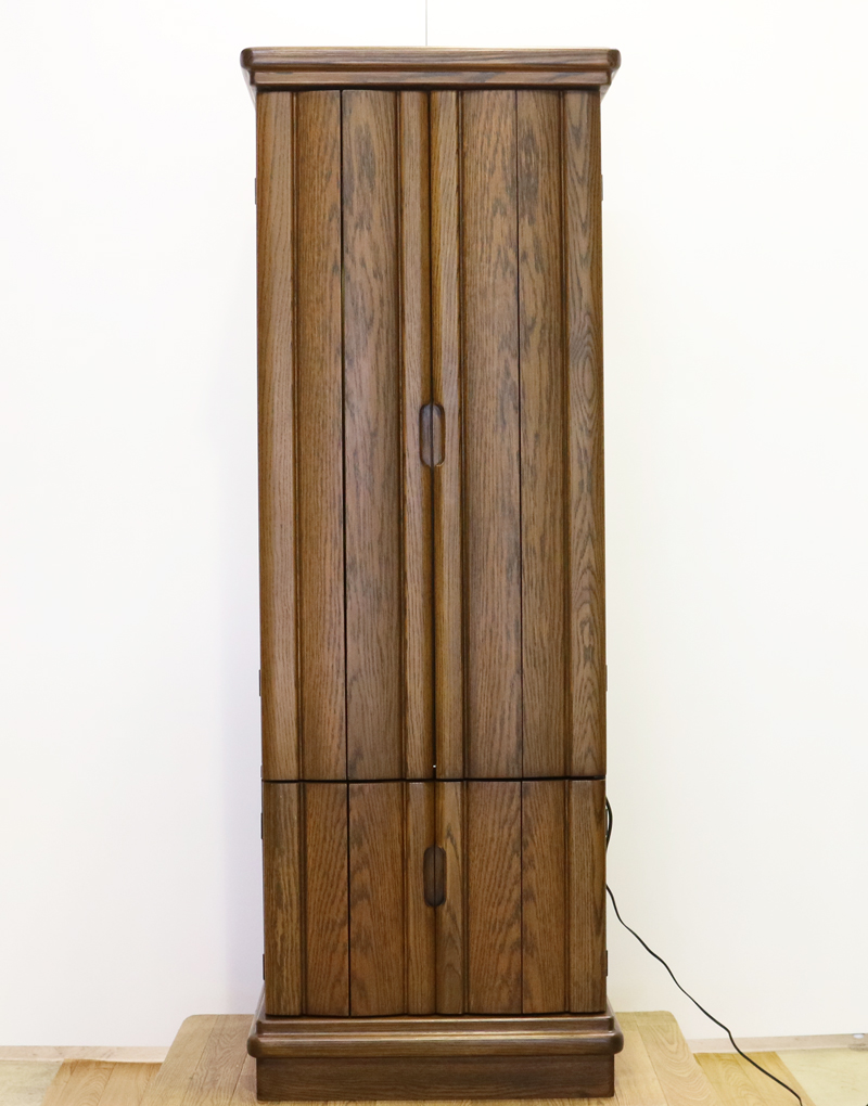 落ち着いたダーク色のお仏壇です。  リビング・ダイニング・洋室・和室・にぴったりの家具調仏壇となっております。  補修箇所は掲載しております。B級仏壇の為よくご確認の上ご購入ください。 製品名 	創価学会家具調中古仏壇　BK006 設置 	和室・洋室・ワンルームにも最適です 種別 	家具調仏壇 サイズ 	  仏壇全体:高:約165cm x 幅:約60cm x 奥行き:約46cm  厨子内寸:約53cm x 約28cm  外扉の二つ折り時横幅:約83cm  経机引き出した際の最大奥行:約59cm 	  材質 	MDF　 機能 	自動扉・照明灯・引き出し2箇所・特装ご本尊様ご安置可能