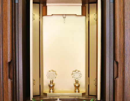  写真掲載仏具と、仏壇本体のみをお選びいただけます  ・送料別途 ・現在お使いのお仏壇をお引き取り希望の場合、処分代金・配送料金がかかります。  ・中古仏壇のため、これ以上の補修はせずに現状引き渡しとなります。  ・中古仏壇は、返品交換不可です。よくご検討いただきましてからご購入下さい。  中古仏壇の為、通常使用時につきます、カスレ傷・うち傷等はございます。  神経質な方は、ご購入いただけません。  良くご検討いただきますようお願いいたします。