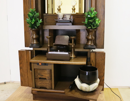  写真掲載仏具と、仏壇本体のみをお選びいただけます  ・送料別途 ・現在お使いのお仏壇をお引き取り希望の場合、処分代金・配送料金がかかります。  ・中古仏壇のため、これ以上の補修はせずに現状引き渡しとなります。  ・中古仏壇は、返品交換不可です。よくご検討いただきましてからご購入下さい。  中古仏壇の為、通常使用時につきます、カスレ傷・うち傷等はございます。  神経質な方は、ご購入いただけません。  良くご検討いただきますようお願いいたします。