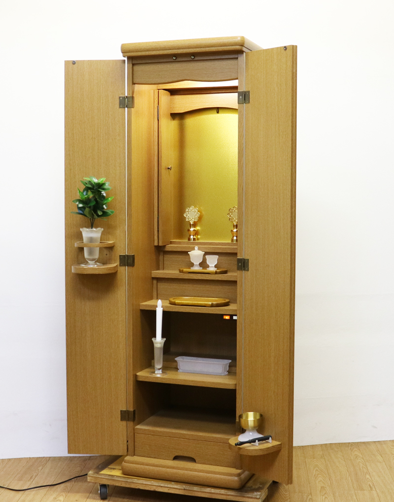 スリムでシンプルな家具調仏壇リオの中古仏壇です。 こちらのお仏壇は、電動仏壇です。 どのお部屋にも合う、シンプルで明るいお色です。 お手頃価格ですので、ワンルームや就職・大学進学・お一人暮らしにも最適です。