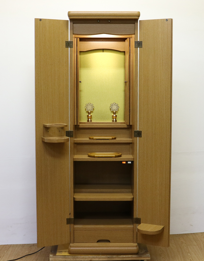 スリムでシンプルな家具調仏壇リオの中古仏壇です。 こちらのお仏壇は、電動仏壇です。 どのお部屋にも合う、シンプルで明るいお色です。 お手頃価格ですので、ワンルームや就職・大学進学・お一人暮らしにも最適です。