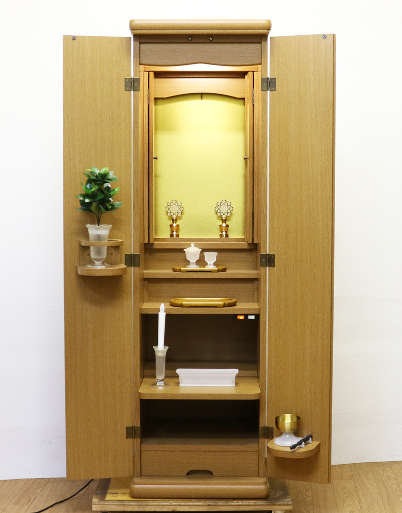 スリムでシンプルな家具調仏壇リオの中古仏壇です。 こちらのお仏壇は、電動仏壇です。 どのお部屋にも合う、シンプルで明るいお色です。 お手頃価格ですので、ワンルームや就職・大学進学・お一人暮らしにも最適です。