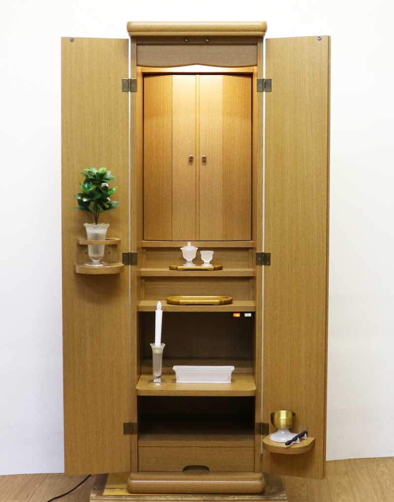 スリムでシンプルな家具調仏壇リオの中古仏壇です。 こちらのお仏壇は、電動仏壇です。 どのお部屋にも合う、シンプルで明るいお色です。 お手頃価格ですので、ワンルームや就職・大学進学・お一人暮らしにも最適です。