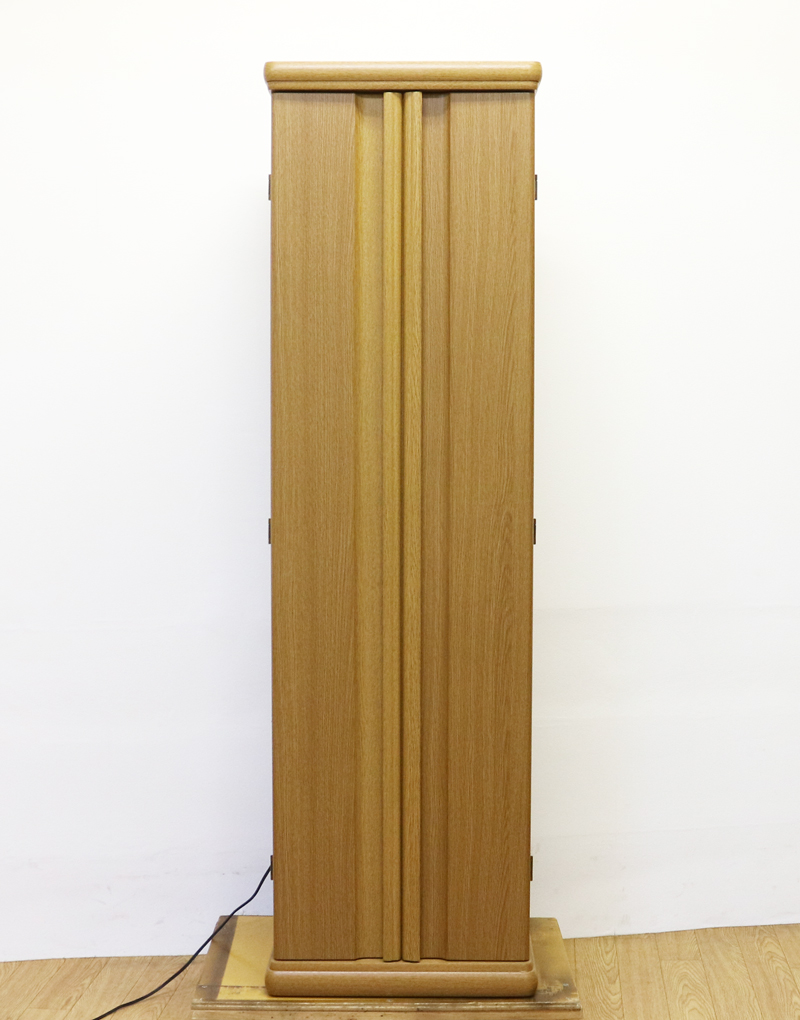 スリムでシンプルな家具調仏壇リオの中古仏壇です。 こちらのお仏壇は、電動仏壇です。 どのお部屋にも合う、シンプルで明るいお色です。 お手頃価格ですので、ワンルームや就職・大学進学・お一人暮らしにも最適です。