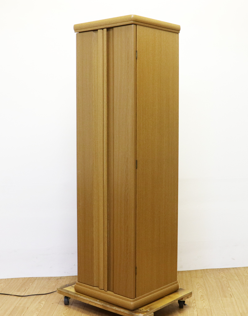 スリムでシンプルな家具調仏壇リオの中古仏壇です。 こちらのお仏壇は、電動仏壇です。 どのお部屋にも合う、シンプルで明るいお色です。 お手頃価格ですので、ワンルームや就職・大学進学・お一人暮らしにも最適です。