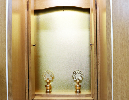 お厨子を開くと美しく煌びやかな金色がご本尊様を荘厳してくれます。  内部には照明も付属していますのでご本尊様を明るく照らしてくれます。