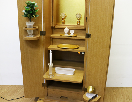 仏具ご希望のお客様には、上記写真の仏具が付属いたします。  新品:造花おしきみミニ、ガラス仏器茶器、花立、灯立て、電池ローソク、角香炉  中古:徳利、天目、三宝、リン、リン布団、リン棒