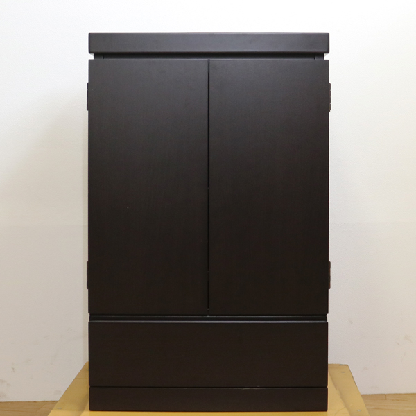 創価学会仏壇買取専門店桜梅桃李.comより仏壇専用下台の発売を致します。黒檀色のお仏壇ですのでお部屋に溶け込みます。どの部屋にも違和感なく溶け込みます。