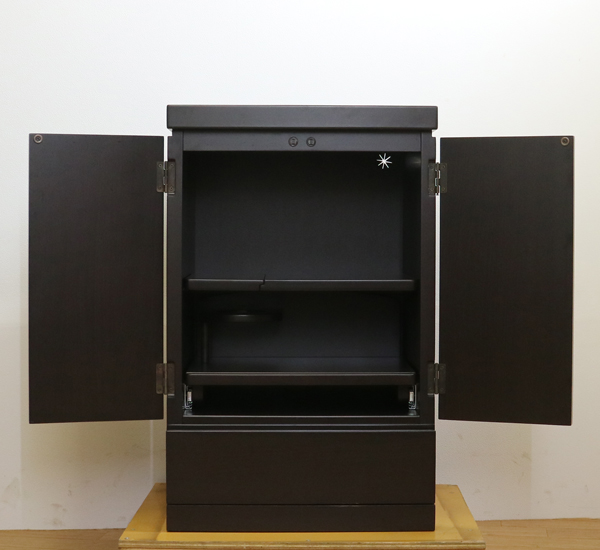 創価学会仏壇買取専門店桜梅桃李.comより仏壇専用下台の発売を致します。黒檀色のお仏壇ですのでお部屋に溶け込みます。どの部屋にも違和感なく溶け込みます。