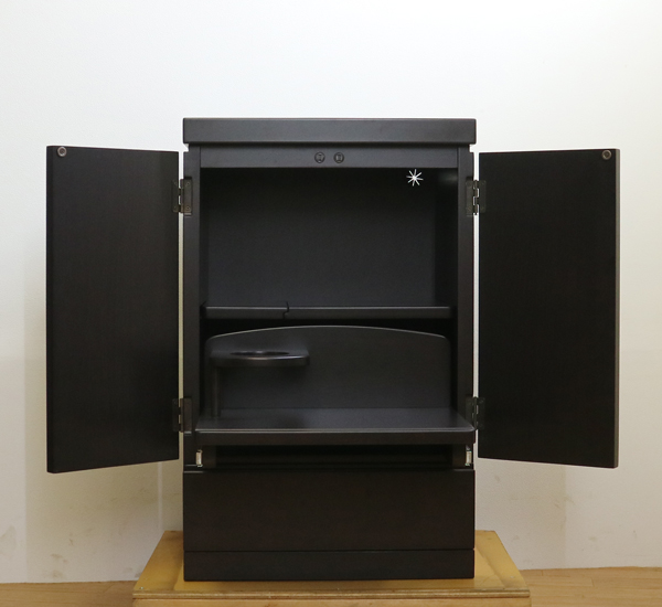 創価学会仏壇買取専門店桜梅桃李.comより仏壇専用下台の発売を致します。黒檀色のお仏壇ですのでお部屋に溶け込みます。どの部屋にも違和感なく溶け込みます。