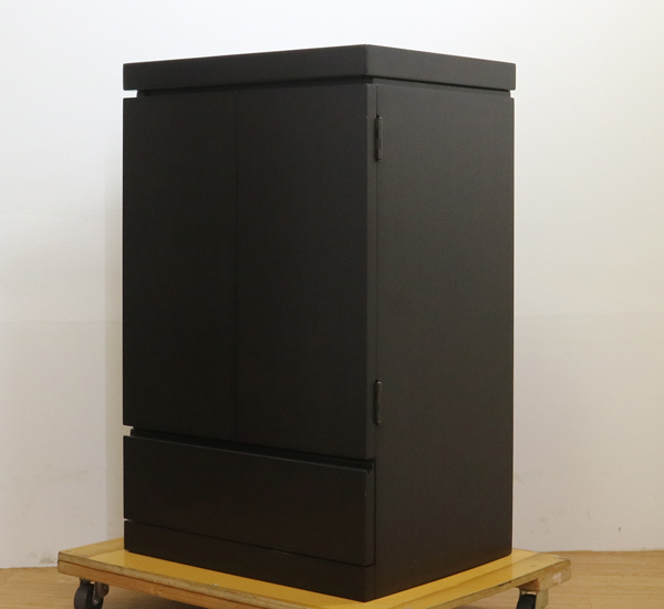 創価学会仏壇買取専門店桜梅桃李.comより仏壇専用下台の発売を致します。黒檀色のお仏壇ですのでお部屋に溶け込みます。どの部屋にも違和感なく溶け込みます。