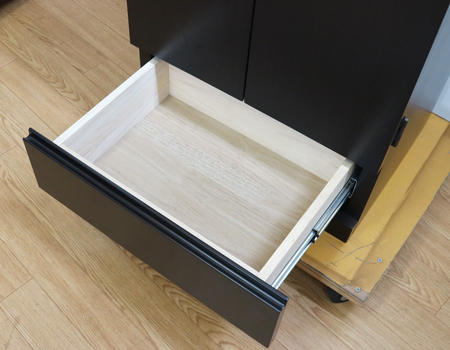 創価学会仏壇買取専門店桜梅桃李.comより仏壇専用下台の発売を致します。黒檀色のお仏壇ですのでお部屋に溶け込みます。どの部屋にも違和感なく溶け込みます。