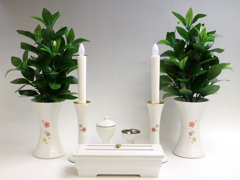 創価学会 中型仏壇用 さくらホワイト仏具セット・造花おしきみ・LED
